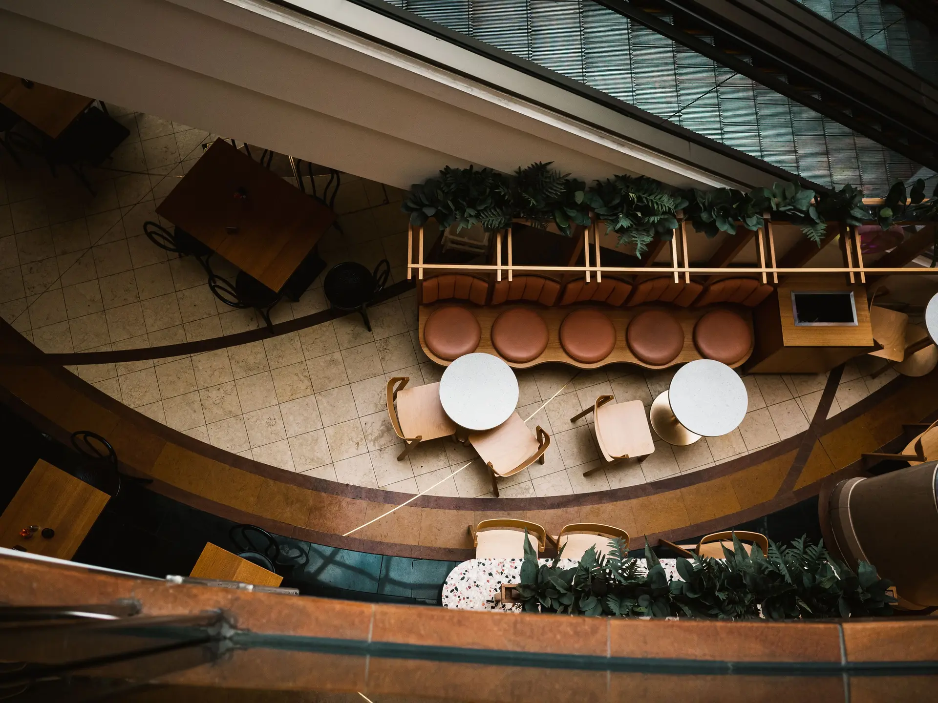Ravintolan istuinryhmiä ja viherkasveja ylhäältä kuvattuna